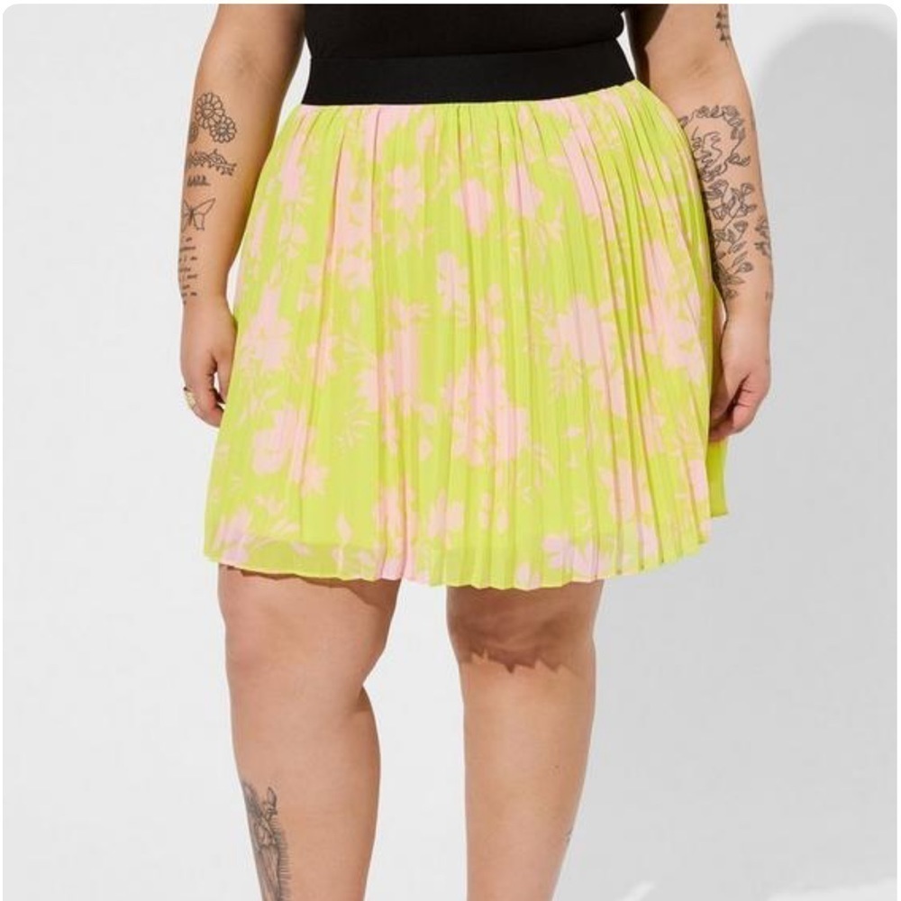Torrid Size 2X 18-20 Chiffon Pleated Yellow Floral Printed Mini Skirt Lined NWOT
